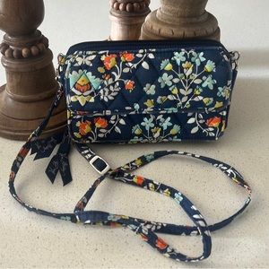 Like new Vera Bradley crossbody clutch